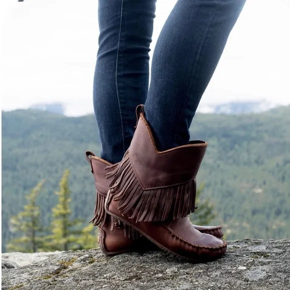 Manitobah Mukluks Full Grain Leather Fringed Boot worn once - Picture 2 of 9